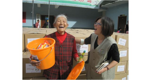 关注雅安：进德公益与中国扶贫基金会联合发放“卫生桶”