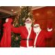 进德公益高级顾问罗纳庆神父与信德之家同事，在2007年圣诞晚会中扮演发放礼物的圣诞老人。