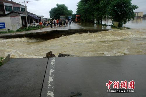 320国道余江段被洪水冲断