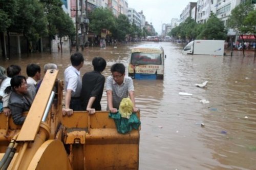 6月20日，江西抚州市东乡县城区道路被洪水淹没。