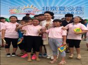 彭妈妈、姚明等与进德公益服务的10名艾滋家庭儿童交流互动